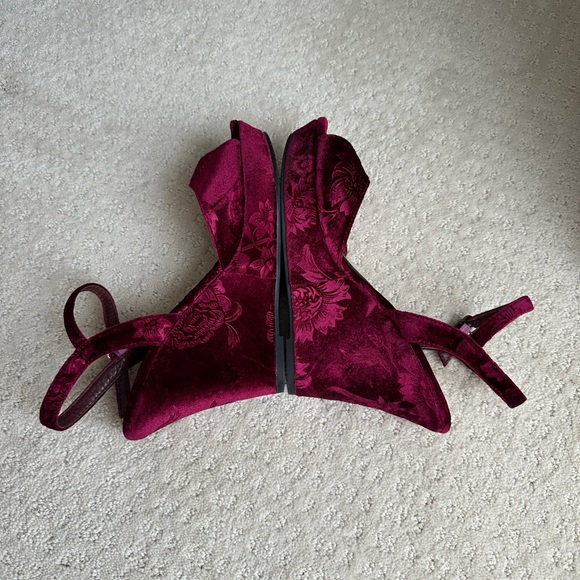 Woman’s Rampage Velvet Wedges patterned 4.5 inch heel. Size 8.5 M, color: Maroon - Picture 9 of 10